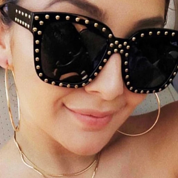 Accessories - Fabulous oversize sunnies with silver studs